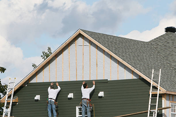 Professional Vinyl Siding technician working in Raymond, IL